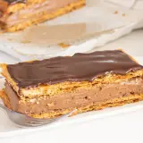 Delicioso milhojas de chocolate con capas crujientes de hojaldre y crema de cacao, listo para disfrutar.