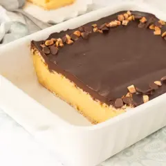 Tarta de galletas de la abuela de toda la vida, con capa de crema y cobertura de chocolate, decorada con trocitos de galleta y chocolate.