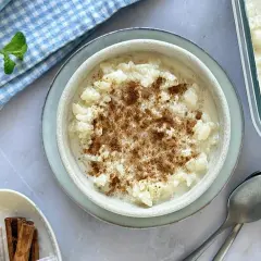 Delicioso arroz con leche cremoso, espolvoreado con canela. ¡Perfecto para preparar en airfryer!