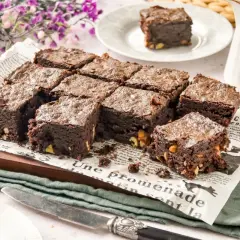 Deliciosos trozos de brownie microondas, recién horneados y listos para disfrutar.