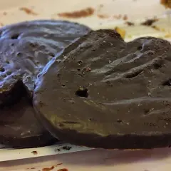 Deliciosas palmeras de chocolate, crujientes y cubiertas de un rico glaseado oscuro.