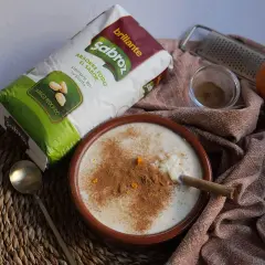 Delicioso arroz con leche casero, preparado con arroz redondo y canela, listo para disfrutar.