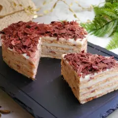 Deliciosa tarta del abuelo, con capas de galleta y crema, cubierta de virutas de chocolate. ¡Un postre casero irresistible!
