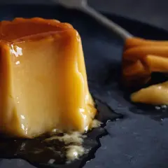 Delicioso flan casero con caramelo líquido, listo para disfrutar. Una receta fácil y tentadora.