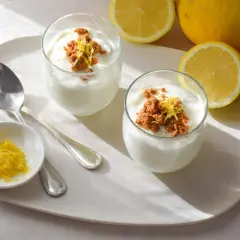 Delicioso mousse de limón con yogur, coronado con migas crujientes y ralladura de limón fresco.