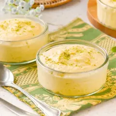 Delicioso mousse de mango en copas de cristal, espolvoreado con ralladura verde.
