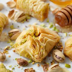 Deliciosos bocados de baklava, perfectos para tus recetas con masa filo. Pistachos y miel completan esta tentación.