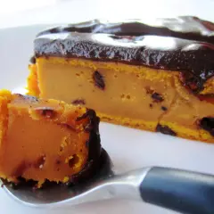 Deliciosa tarta de calabaza y chocolate, con un trozo en una cuchara listo para ser degustado.