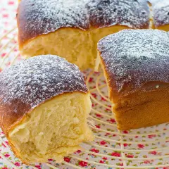 Pan brioche esponjoso, espolvoreado con azúcar glas. Una deliciosa receta brioche para disfrutar.