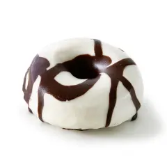 Un delicioso donut de chocolate blanco con un glaseado blanco y un diseño de chocolate negro que cae en cascada.