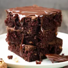 Brownies de chocolate con nueces, cubiertos de glaseado, perfectos para tu receta brownie thermomix.