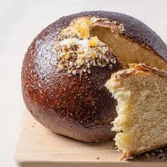 Pan quemao con corteza dorada y miga esponjosa, espolvoreado con azúcar y canela. ¡Perfecto para desayunar!