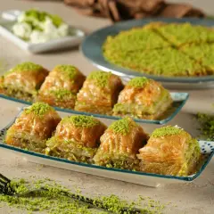 Delicioso baklava, una receta tradicional con capas crujientes y relleno de pistacho, espolvoreado con más pistacho verde.