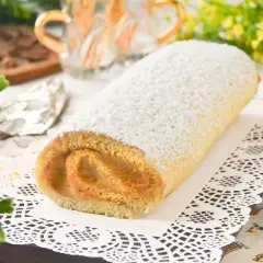 Un delicioso braç de gitano cubierto de azúcar glas, con un relleno cremoso y esponjoso bizcocho.
