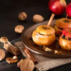 Deliciosas manzanas al horno con canela, nueces y arándanos, un postre casero perfecto para el otoño.