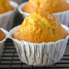 Magdalenas doradas y esponjosas, perfectas para tu próxima receta.
