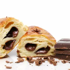 Napolitanas de chocolate recién hechas, con hojaldre crujiente y relleno cremoso. ¡Perfectas para aprender como hacer napolitanas de chocolate!
