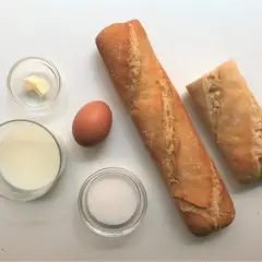 Ingredientes para torrijas al microondas: pan, huevo, leche, azúcar y mantequilla.