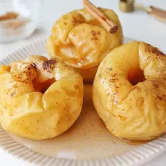 Manzanas asadas al microondas, tiernas y dulces, espolvoreadas con canela y bañadas en su propio jugo.