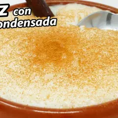Un hombre con camiseta amarilla admira un cuenco de arroz con leche condensada, espolvoreado con canela.