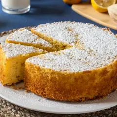 Bizcocho esponjoso hecho en airfryer, espolvoreado con azúcar glas. ¡Perfecto para merendar!