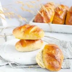 Pan de leche receta: bollos dorados y esponjosos, perfectos para el desayuno o la merienda.