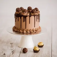 Tarta de chocolate con glaseado, gotas de chocolate y Ferrero Rocher.