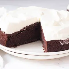 Tarta Guinness de chocolate oscuro con glaseado blanco cremoso, lista para ser disfrutada.