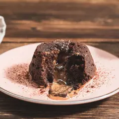 Coulant de chocolate con centro líquido. Perfecto para aprender como hacer coulant de chocolate.