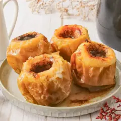 Manzanas asadas en airfryer, doradas y jugosas, con un toque de canela. Un postre fácil y delicioso.