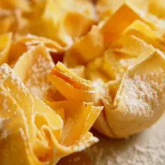 Deliciosos croissant rellenos, crujientes y dorados, espolvoreados con azúcar glas.