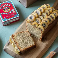 Delicioso banana bread casero, cubierto con rodajas de plátano caramelizado. ¡Perfecto para cualquier momento!
