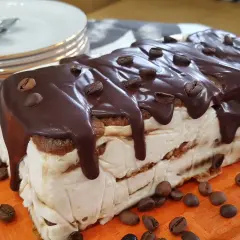 Deliciosa tarta de galletas y café, cubierta de chocolate y granos de café. ¡Un postre perfecto para los amantes del café!