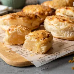 Empanadillas de cabello de ángel doradas y crujientes, espolvoreadas con semillas de sésamo.