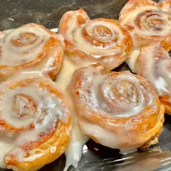 Deliciosos rollos de canela con masa comprada, cubiertos con un glaseado cremoso que se derrite.