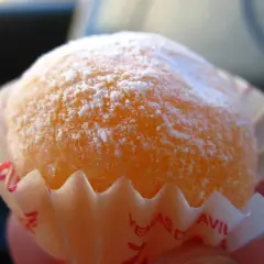 Dulce naranja cubierto de azúcar glas, listo para disfrutar. Una delicia que recuerda a la yemas de Santa Teresa receta.