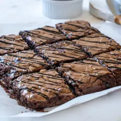 Deliciosos brownies de chocolate, recién hechos en airfryer, con un glaseado de chocolate negro.