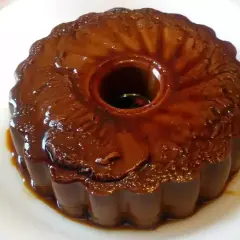 Delicioso flan de chocolate hecho en Thermomix, con un glaseado brillante y caramelo líquido.
