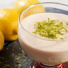 Delicioso mousse de limón Thermomix, decorado con ralladura de limón fresco.
