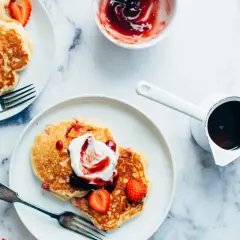 Deliciosas tortitas con fresas, nata y mermelada. Una receta perfecta para el desayuno o merienda.