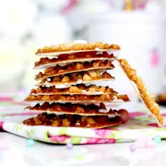 Deliciosas moscovitas receta, crujientes y doradas, apiladas sobre un mantel floral.