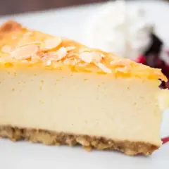 Deliciosa tarta de queso sin horno, con almendras tostadas y frutos rojos.