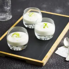 Tres vasitos de postre cremoso, perfectos para aprender como se hace el mus de limon. Decorados con ralladura verde.
