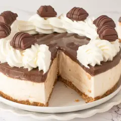 Tarta Kinder Bueno con crema batida y trozos de chocolate. ¡Una delicia para los amantes del chocolate!