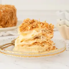 Deliciosa tarta napoleón, con capas crujientes de hojaldre y crema pastelera, lista para disfrutar.