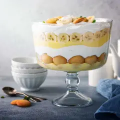 Delicioso pudin de platano en capas, con galletas y crema batida, listo para servir.