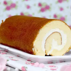 Un delicioso brazo de gitano nata, con bizcocho esponjoso y relleno cremoso, listo para disfrutar.