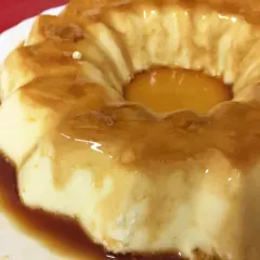 Delicioso flan de queso sin horno, bañado en caramelo dorado. Suave y cremoso, perfecto para cualquier ocasión.