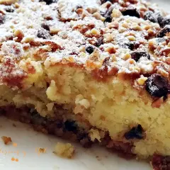Deliciosa coca de Castellón con frutos secos y azúcar glas, perfecta para acompañar un café.
