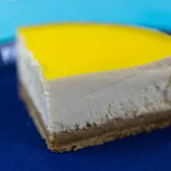 Deliciosa tarta de limón Monsieur Cuisine, con base crujiente, relleno cremoso y cobertura brillante.